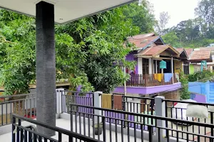 OYO 3919 Karmila Syariah Guest House image