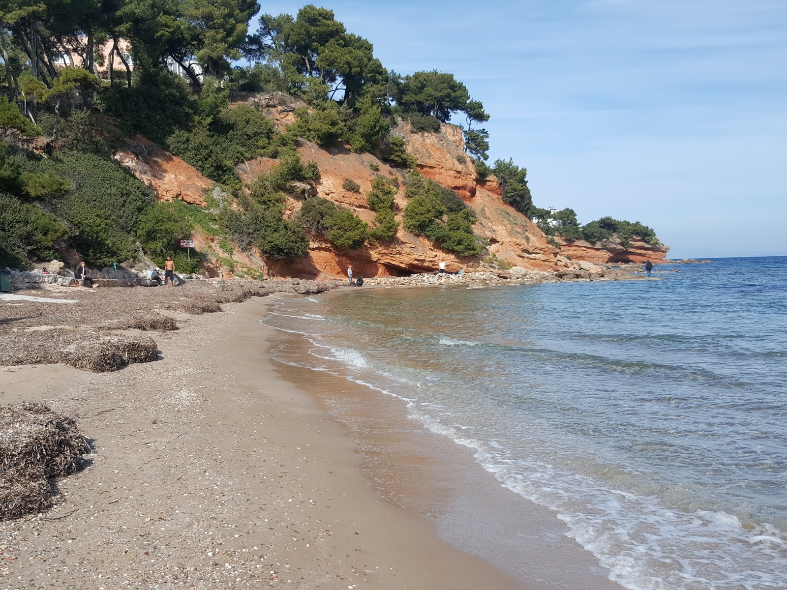 Paralia Kokkino Limanaki'in fotoğrafı dağlarla çevrili