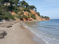 Paralia Kokkino Limanaki'in fotoğrafı dağlarla çevrili