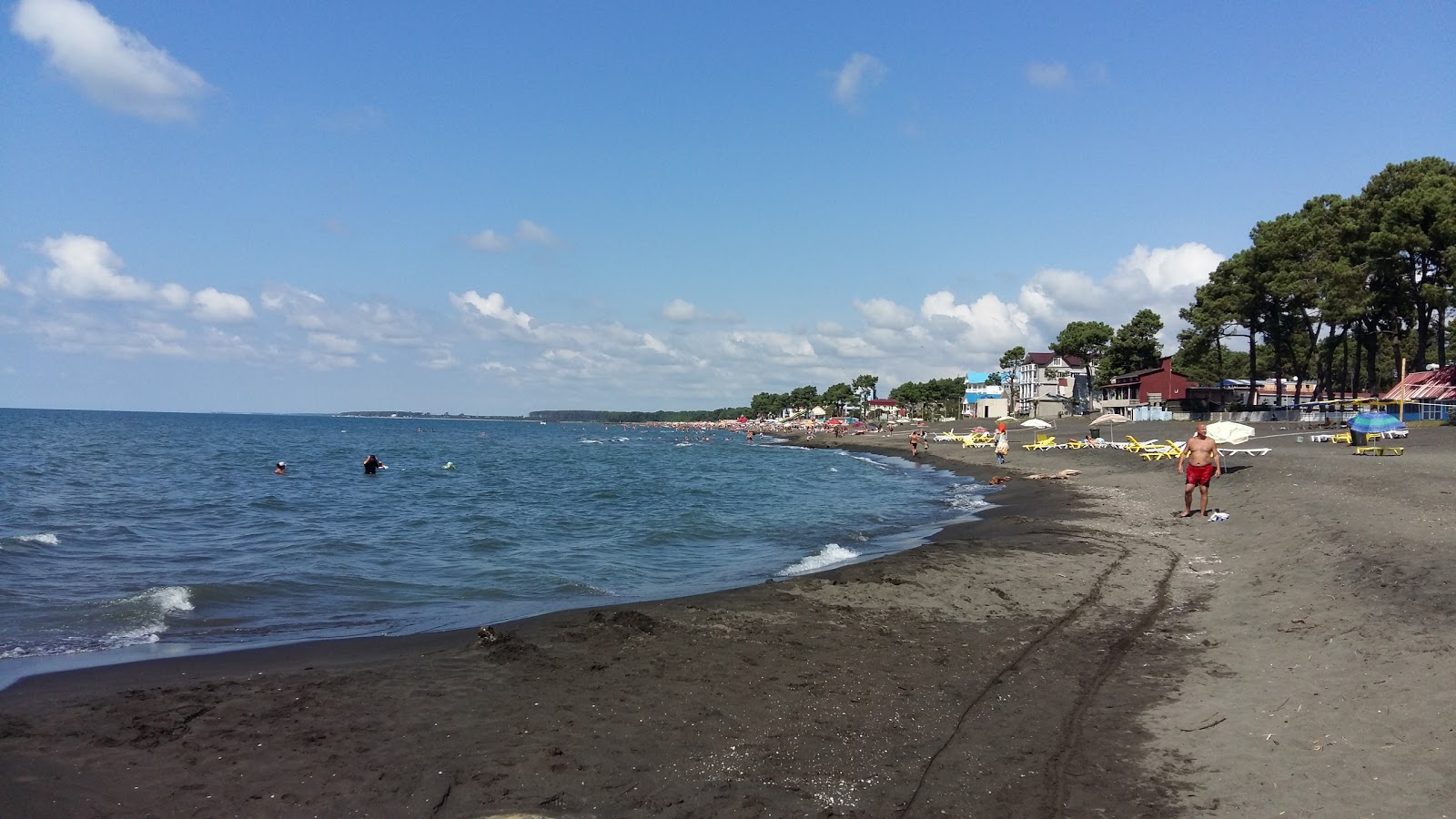 Foto di Ureki beach con una superficie del sabbia nera