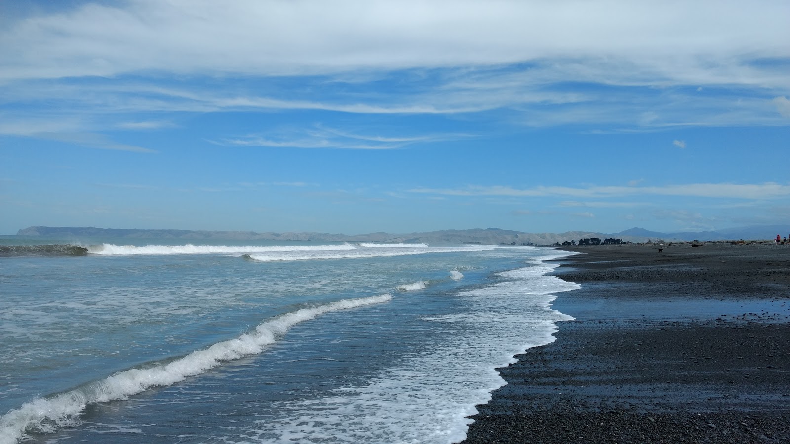 Rarangi Beach'in fotoğrafı - rahatlamayı sevenler arasında popüler bir yer