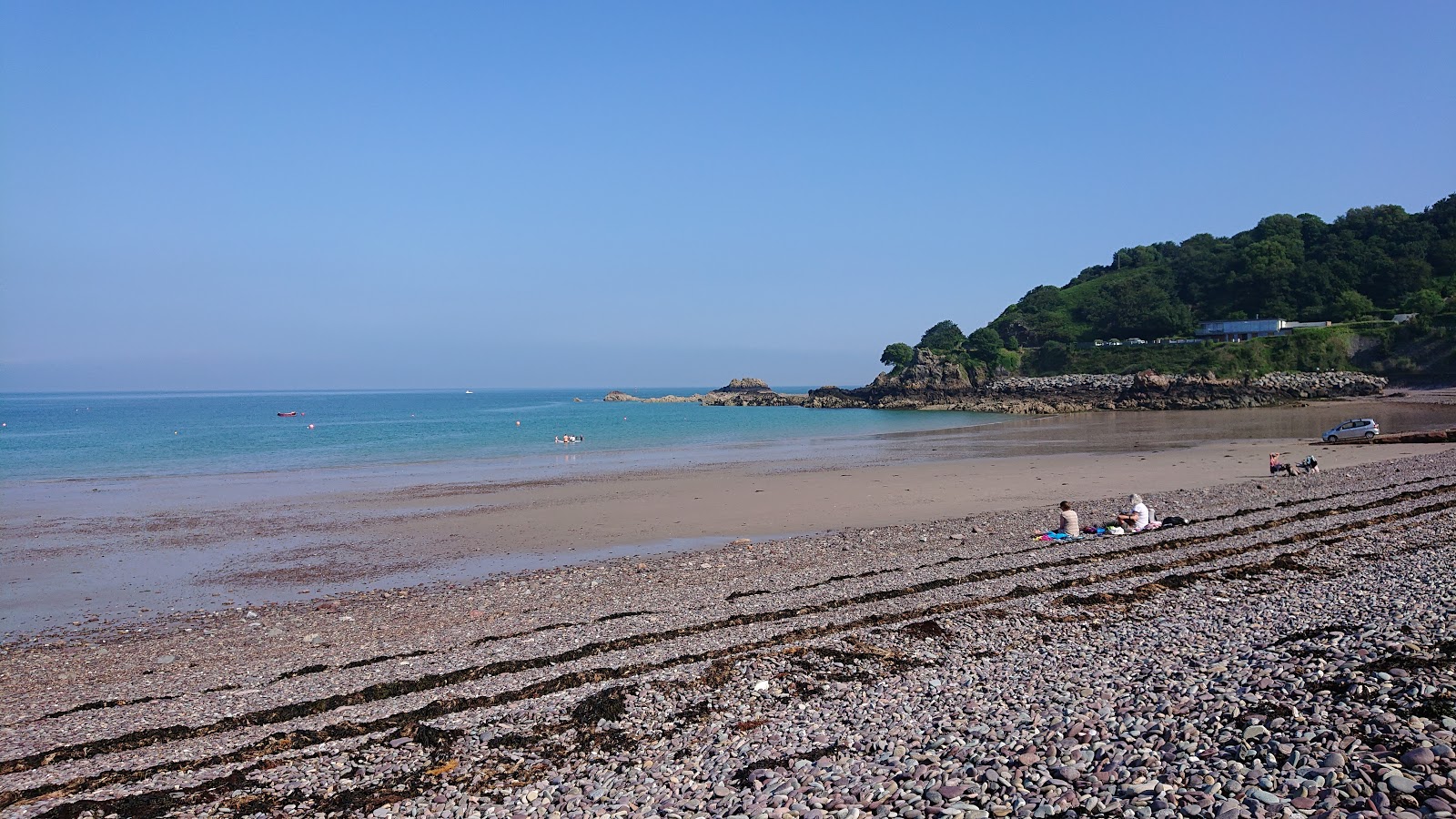 Photo de Anne Beach avec sable gris avec roches de surface