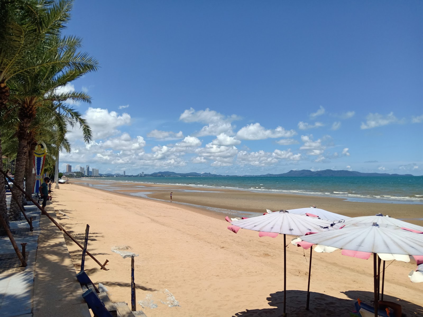 Foto af Jomtien Beach med lang lige kyst