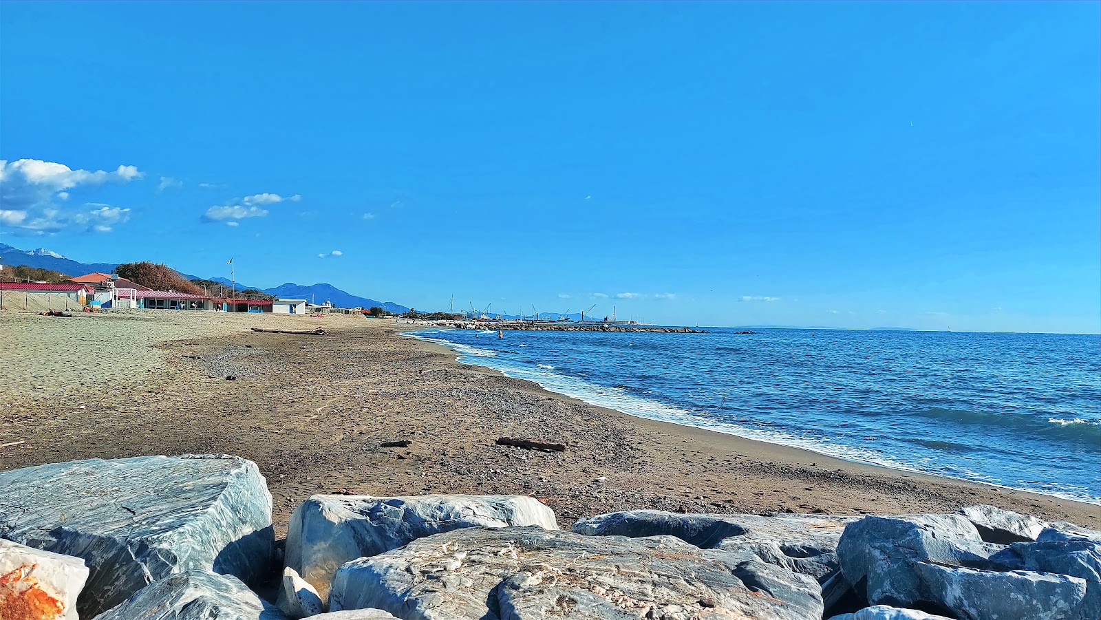 Foto van Spiaggia di Marinella di Sarzana en de nederzetting