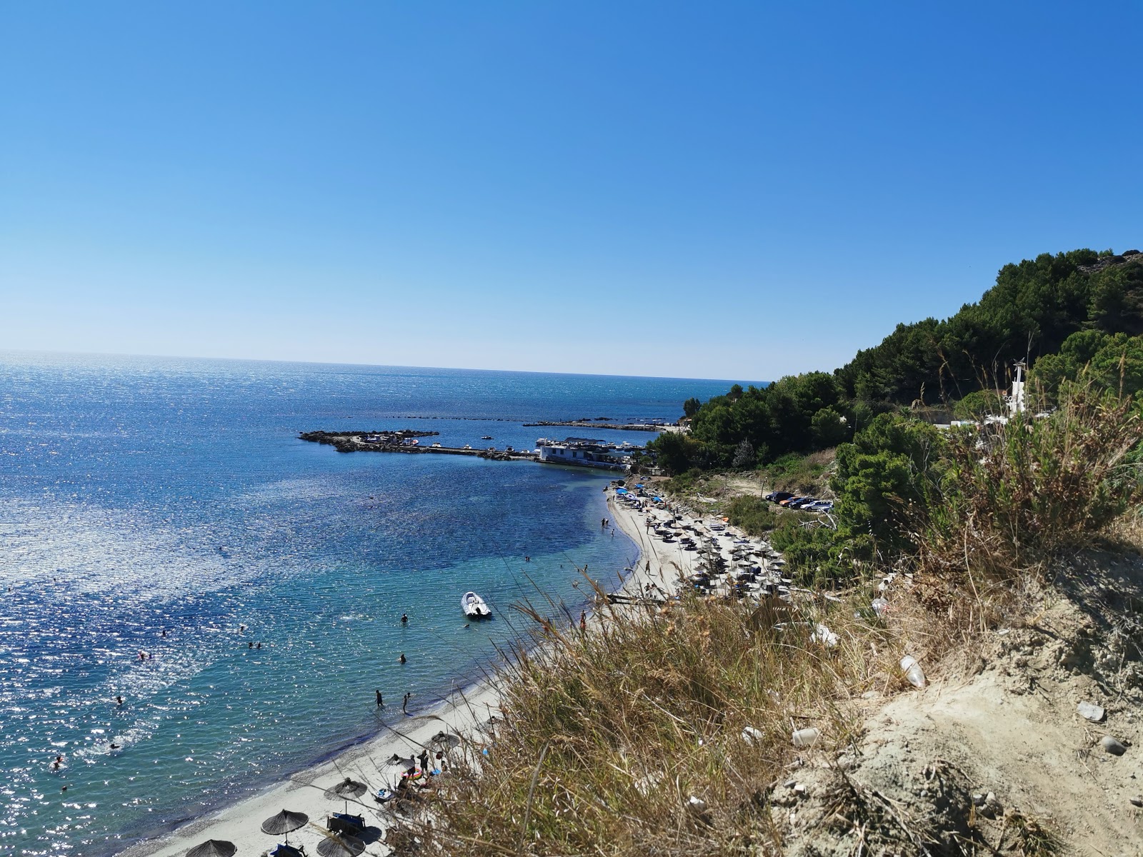 Φωτογραφία του Currilave beach με φωτεινή άμμος επιφάνεια