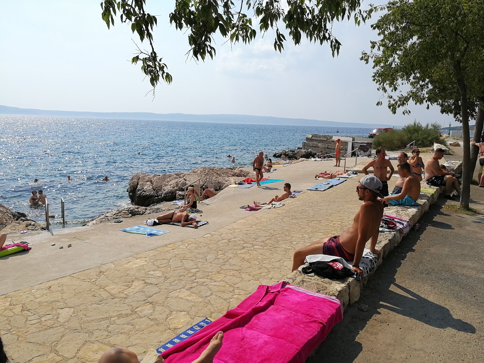 Fotografie cu Novi Marina beach cu o suprafață de capac de beton