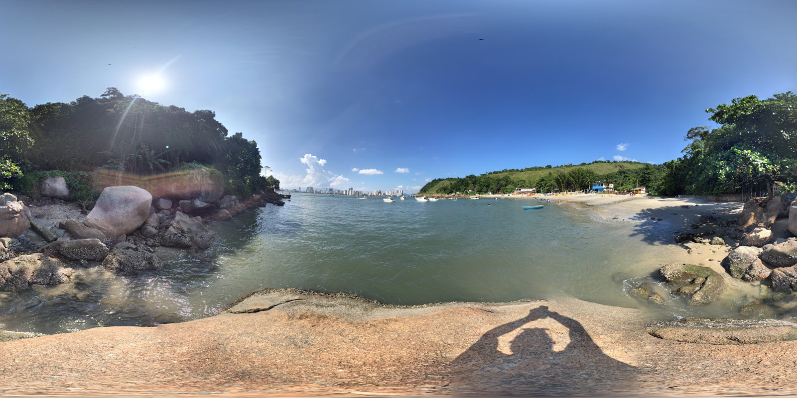 Photo de Goes Plage protégé par des falaises