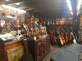 Hewitt's - Violin & Guitar Shop