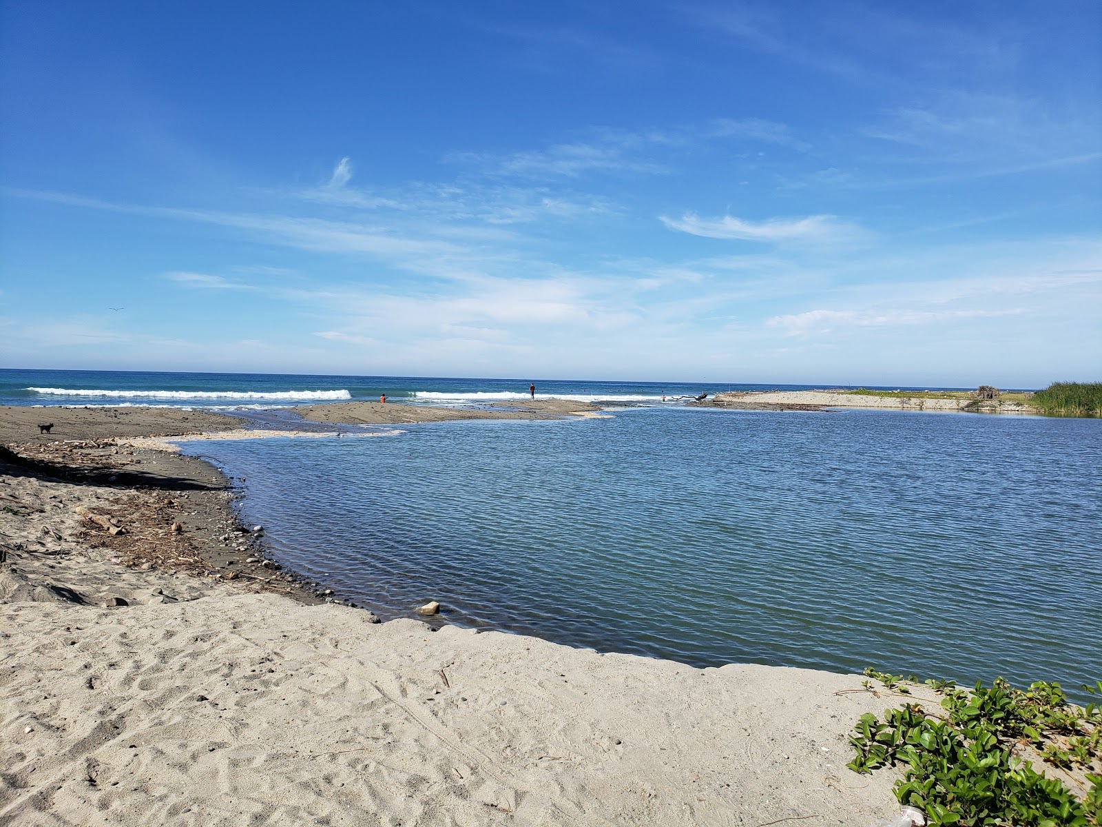 Foto av La Ticla Beach omgiven av klippor