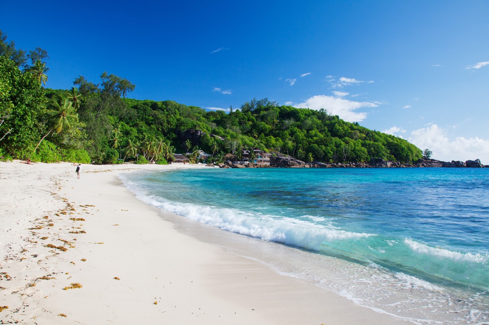 Foto av Anse Takamaka Beach med ljus fin sand yta