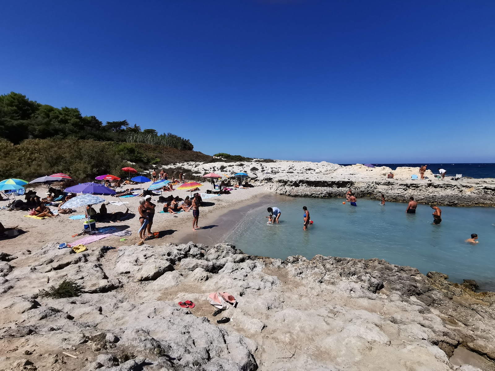 Foto von Spiaggia di Rinule mit winzige bucht
