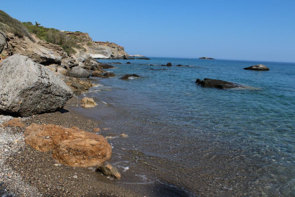 Foto de Livadi beach III com pequena baía