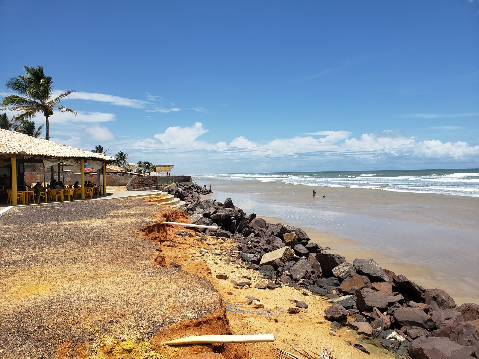 Praia Da Caueira的照片 带有明亮的沙子表面