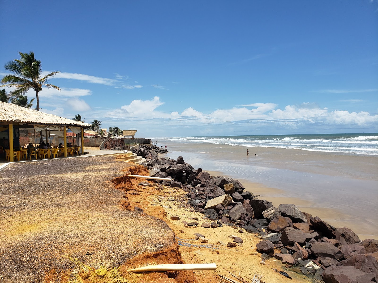 Foto von Praia Da Caueira mit beiger sand Oberfläche