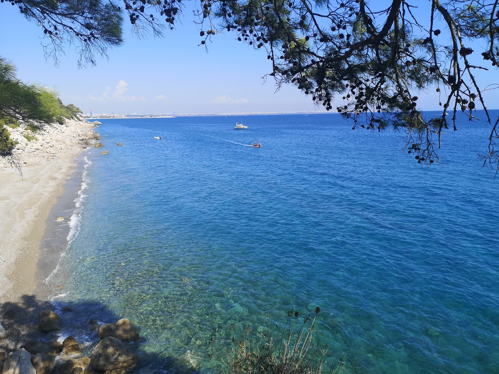 Φωτογραφία του Sevis koyu με βότσαλο επιφάνεια