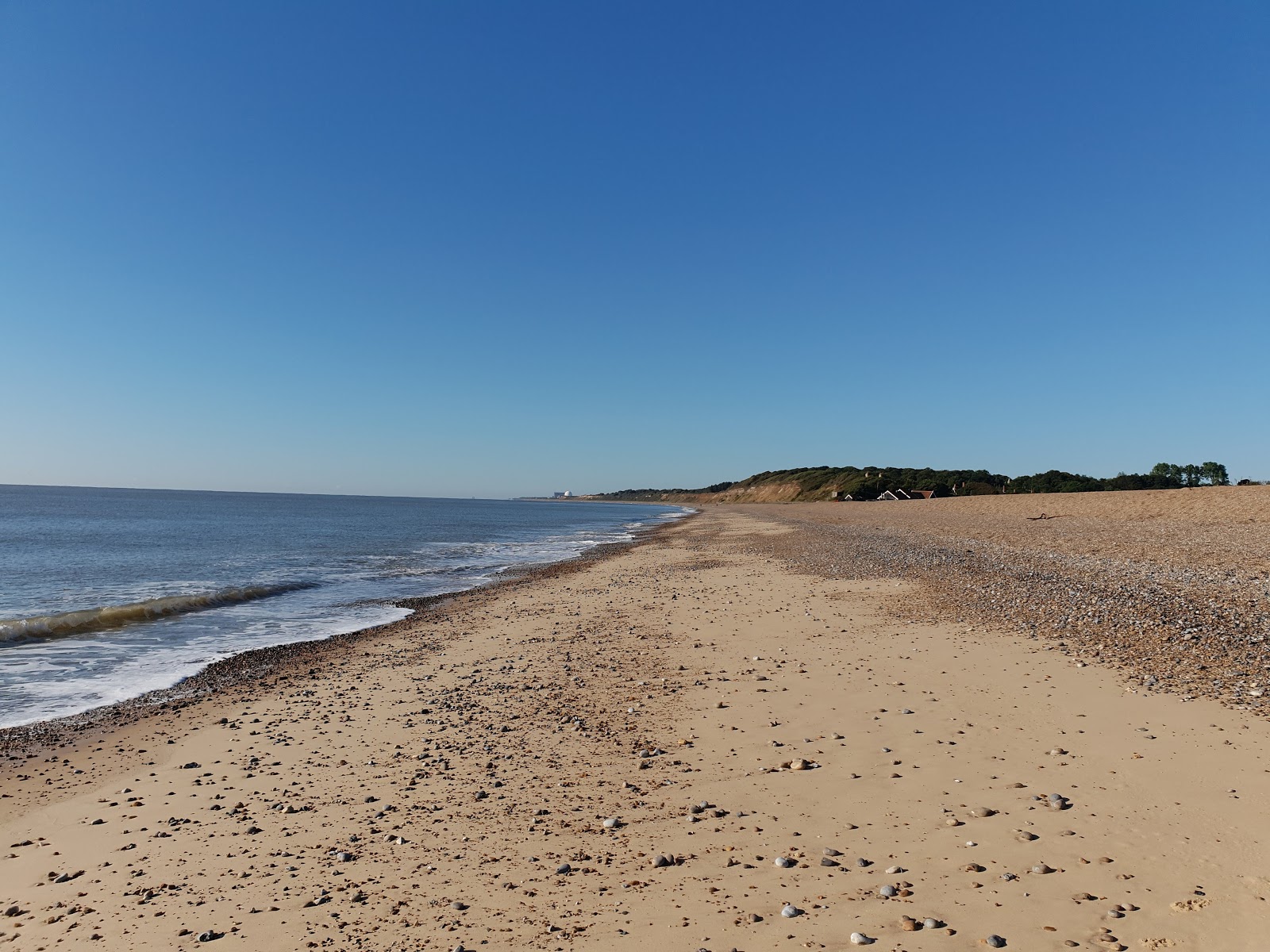 Foto von Dunwich Strand mit langer gerader strand