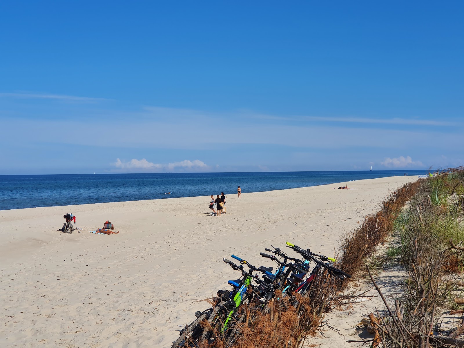 Jastarnia-Chlapowo Beach的照片 带有碧绿色纯水表面