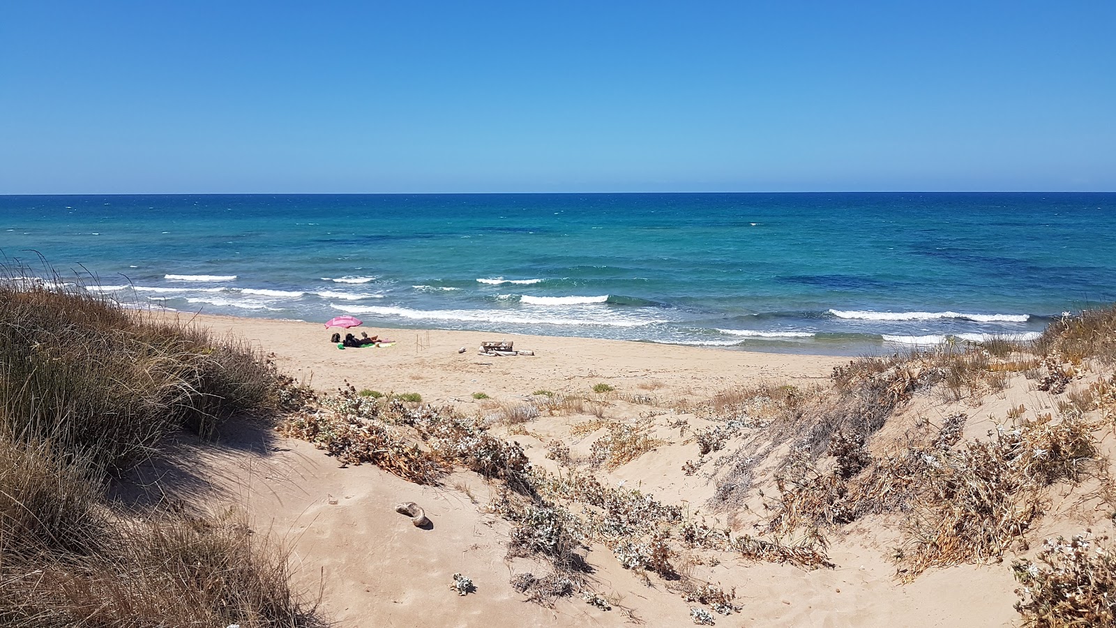 Foto av Spiaggia di Is Asrenas beläget i naturområde