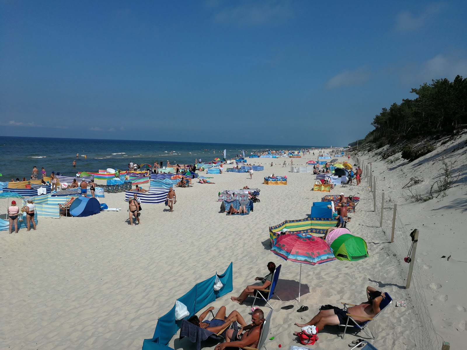 Foto von Pogorzelica Beach mit feiner beiger sand Oberfläche