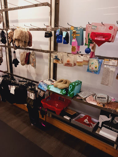 Shoe Store «DSW Designer Shoe Warehouse», reviews and photos, 6971 Grand Ave, Gurnee, IL 60031, USA