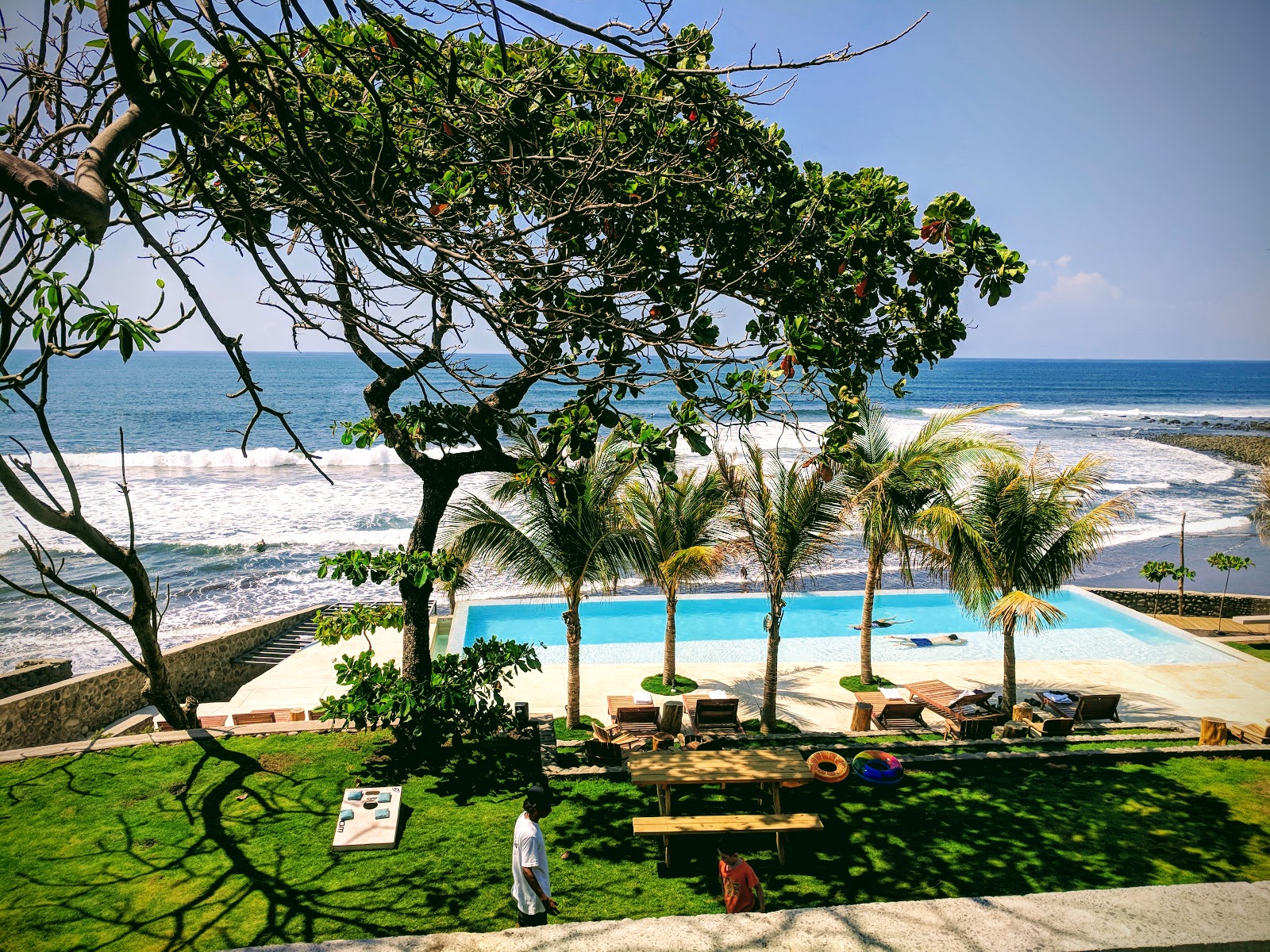 Foto de El Zonte beach respaldado por acantilados