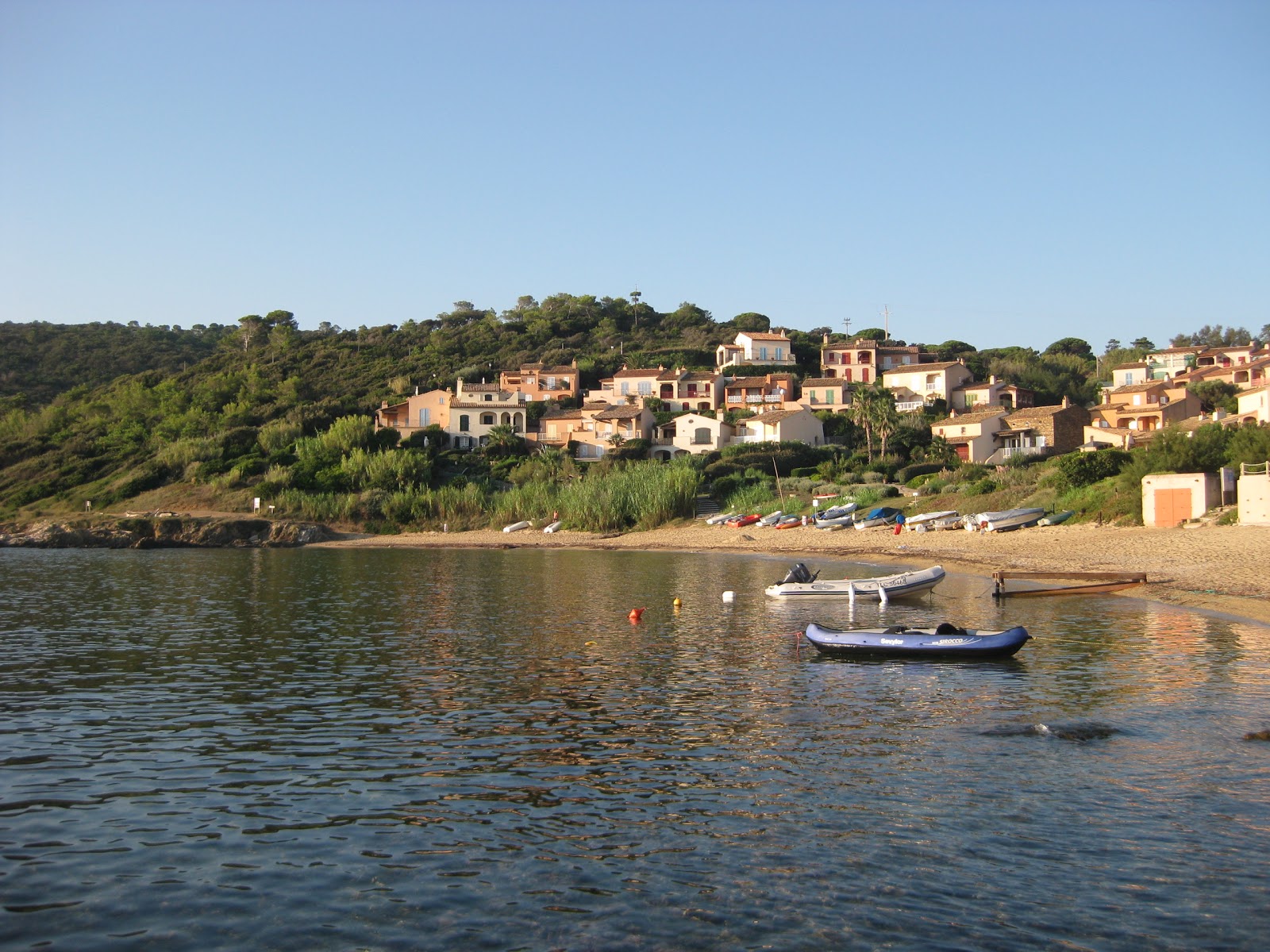 Foto de Good Terrace beach y el asentamiento