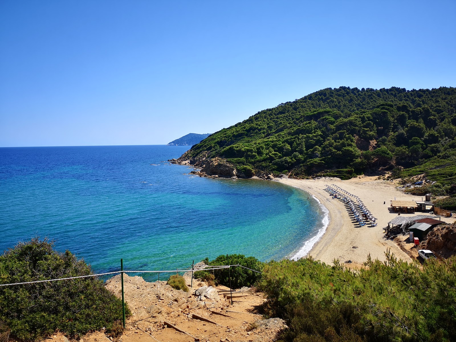 Foto di Agistros beach con una superficie del sabbia grigia