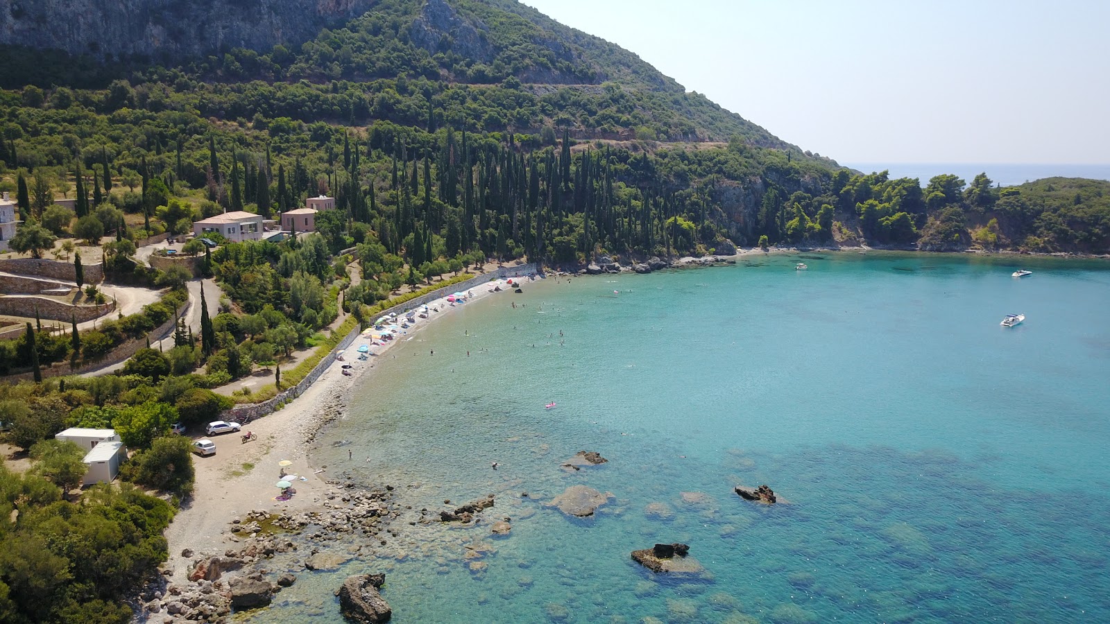 Foto de Kalamitsi beach con guijarros beige superficie