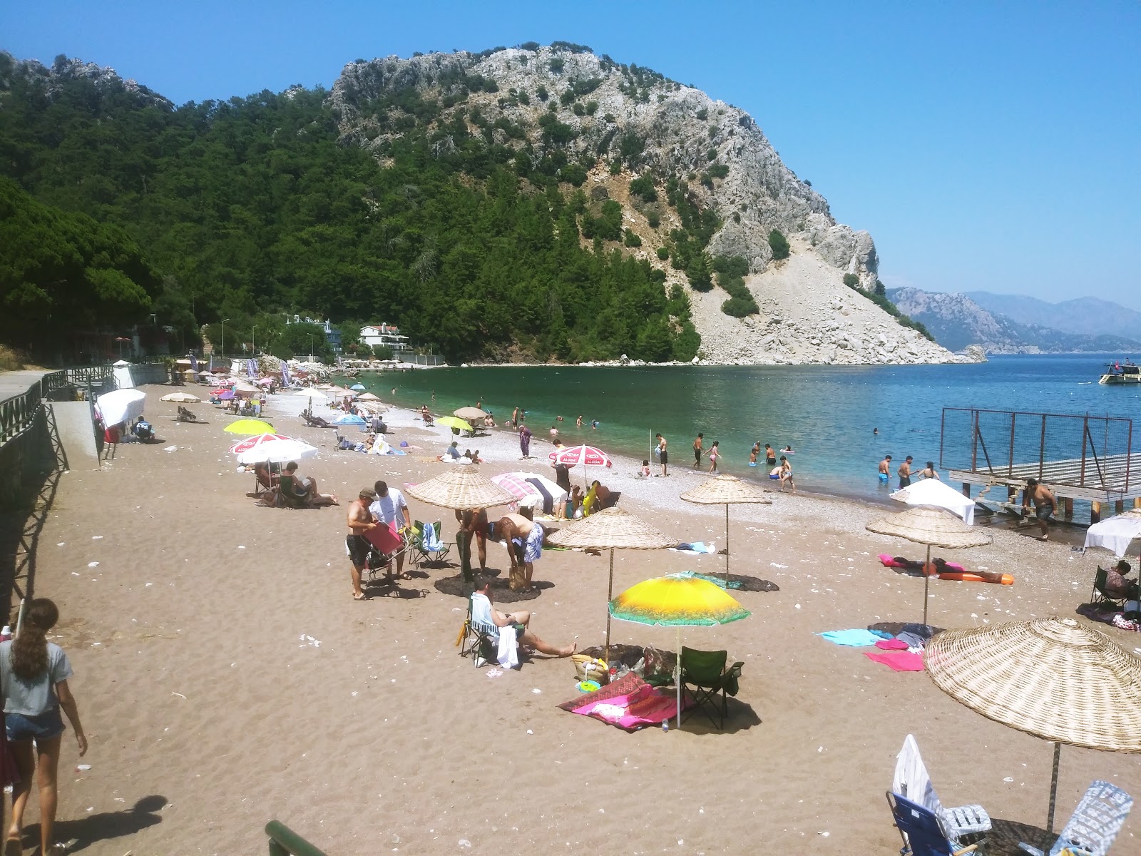 Turunç plajı'in fotoğrafı uçurumlarla desteklenmiş