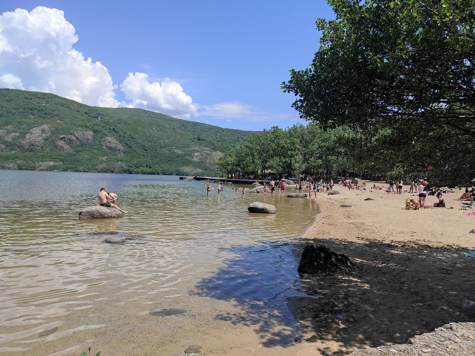 Foto van Praia Viquela Lago de Sanabria met direct strand