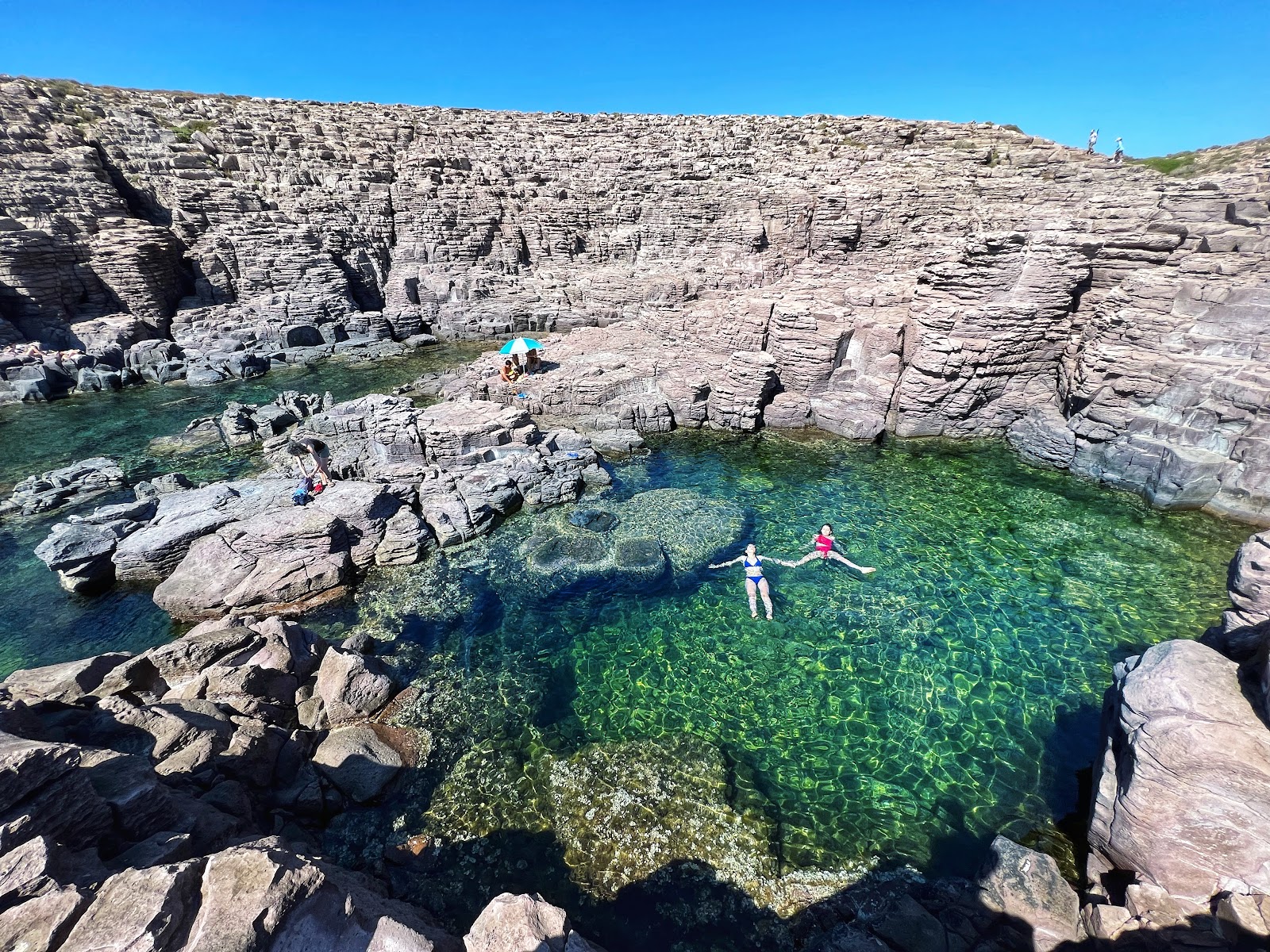 Scogliera La Conca 🏖️ San Pietro island, Italy - detailed features, map,  photos