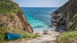 Photo de Plage de Porthgwarra entouré de montagnes