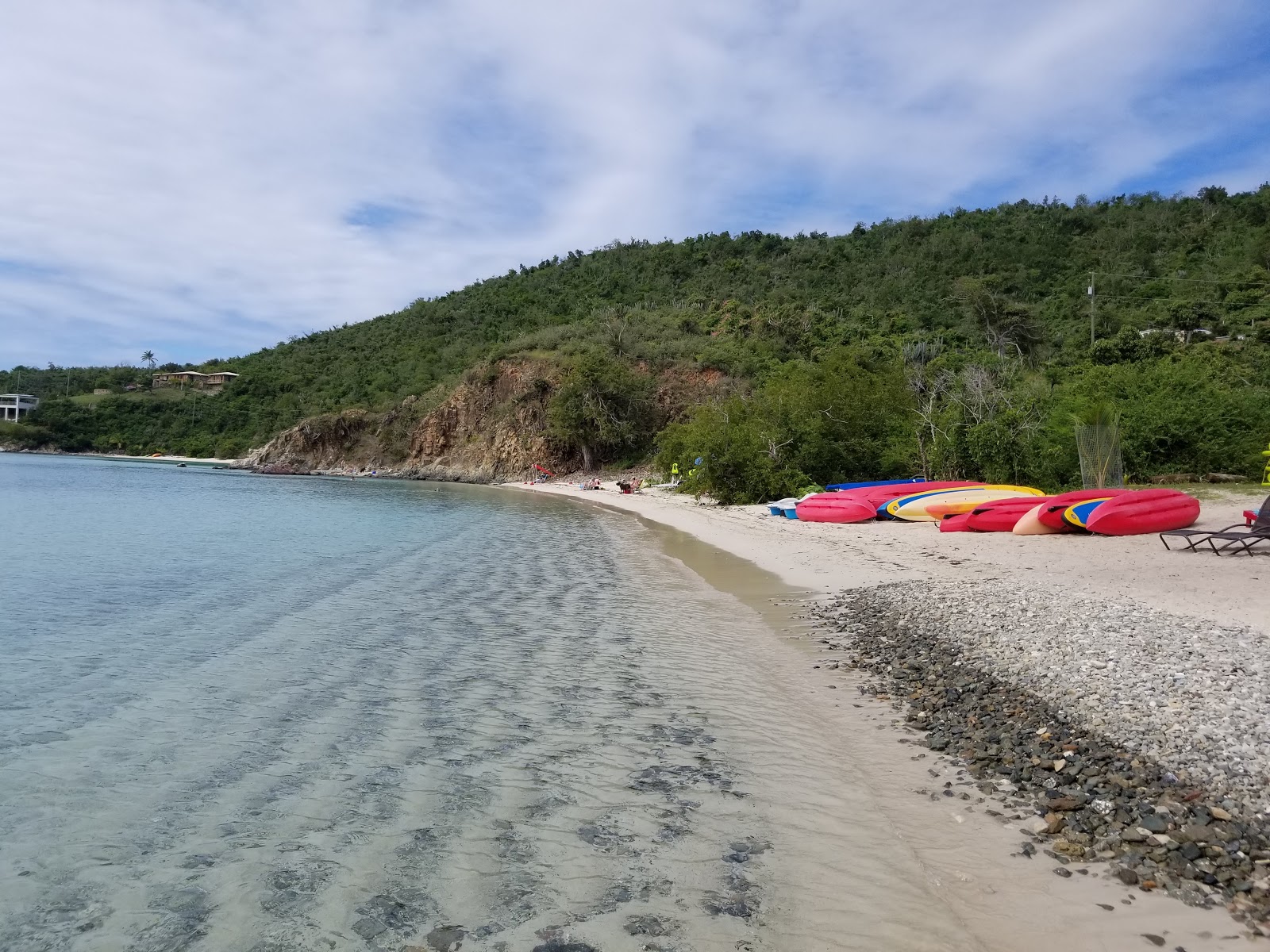 Zdjęcie Hansen Bay beach poparte klifami