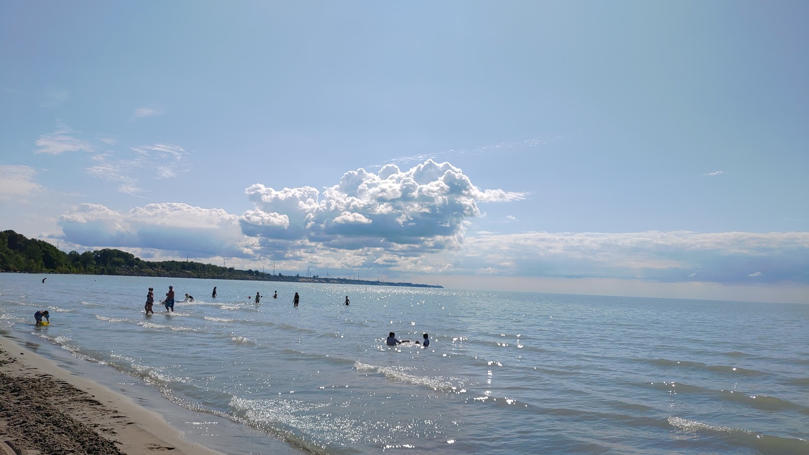 Foto de Port Burwell Beach com uma linha costeira espaçosa