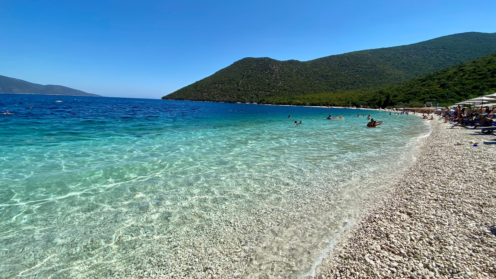 Foto van Antisamos Strand met turquoise puur water oppervlakte