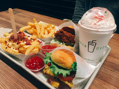 Shake Shack Forest Hills - 71-24 Austin St, Queens, NY 11375