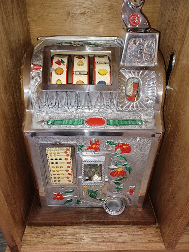 R AND H NOVELTY AND ANTIQUE SLOT MACHINES. AND GENERAL ANTIQUES.