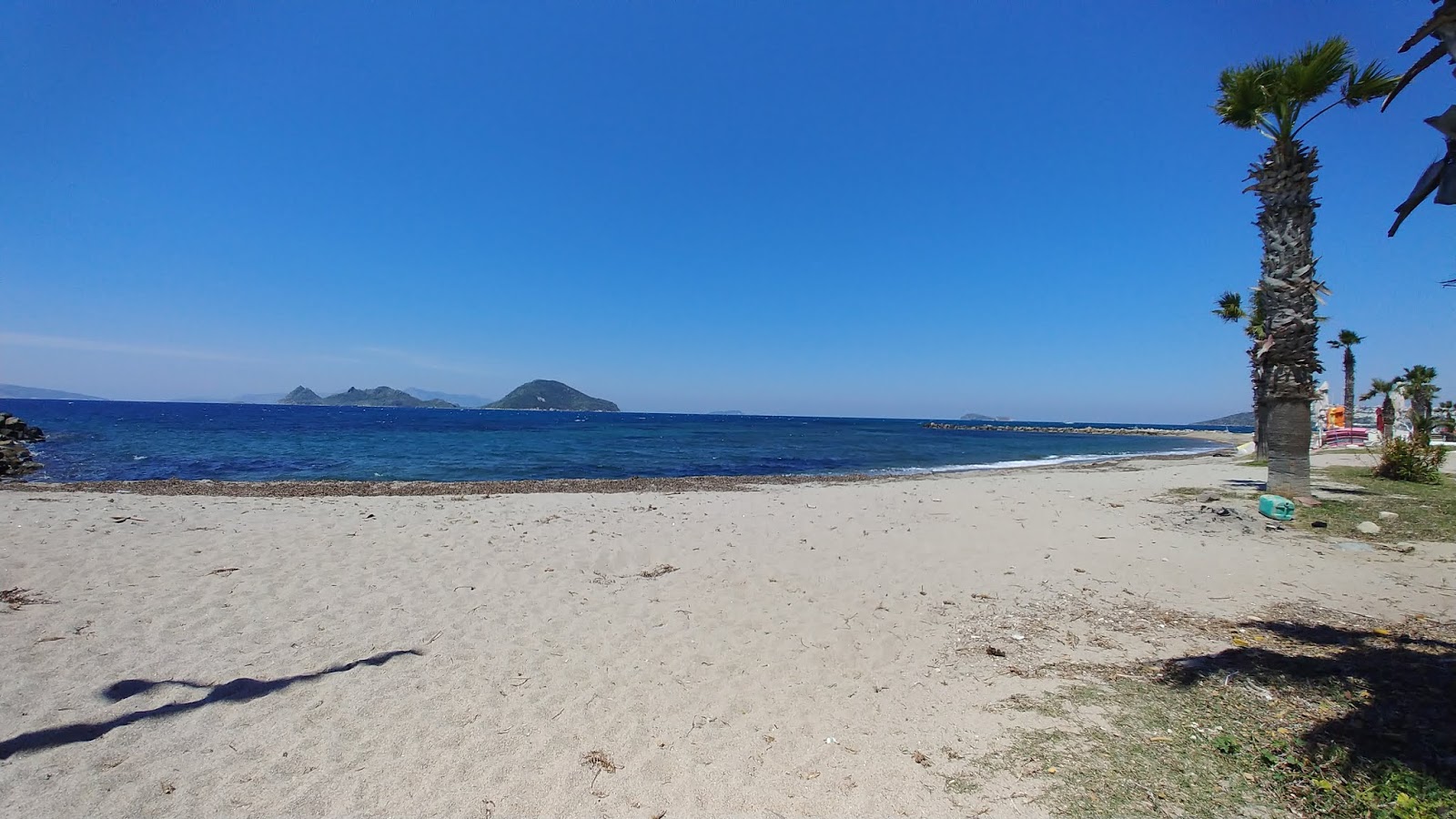 Foto di Ayvan beach con una superficie del sabbia beige e ciottoli