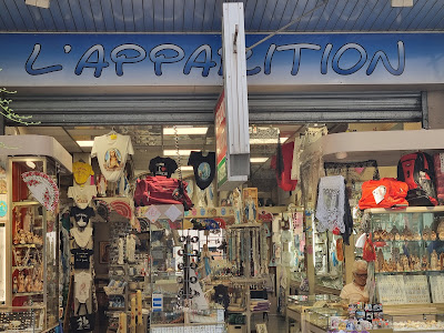 A l'Apparition à Lourdes