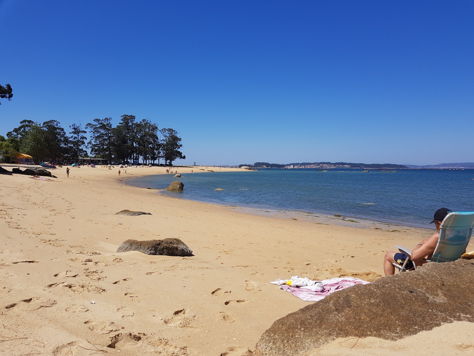 Foto di Praia das Sinas con una superficie del sabbia beige