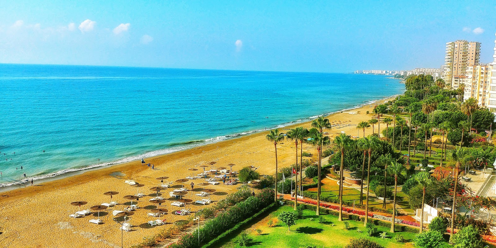 Foto van Mezitli beach met blauw water oppervlakte