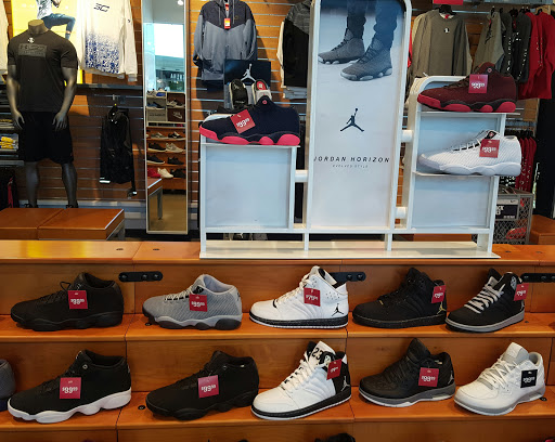 Clothing Store «Champs», reviews and photos, 205 E Broadway, Bloomington, MN 55425, USA