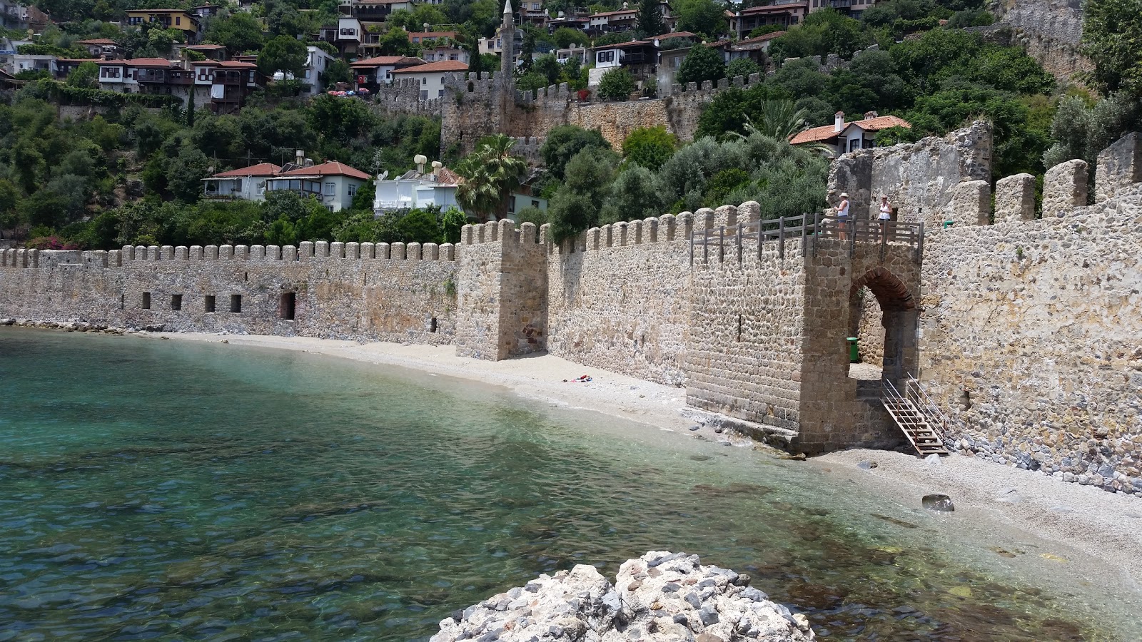 Zdjęcie Tersane beach z powierzchnią piasek z kamieniami