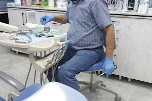 عيادة الدكتور قاسم البياتي ( ماجستير معالجة الاسنان ) image