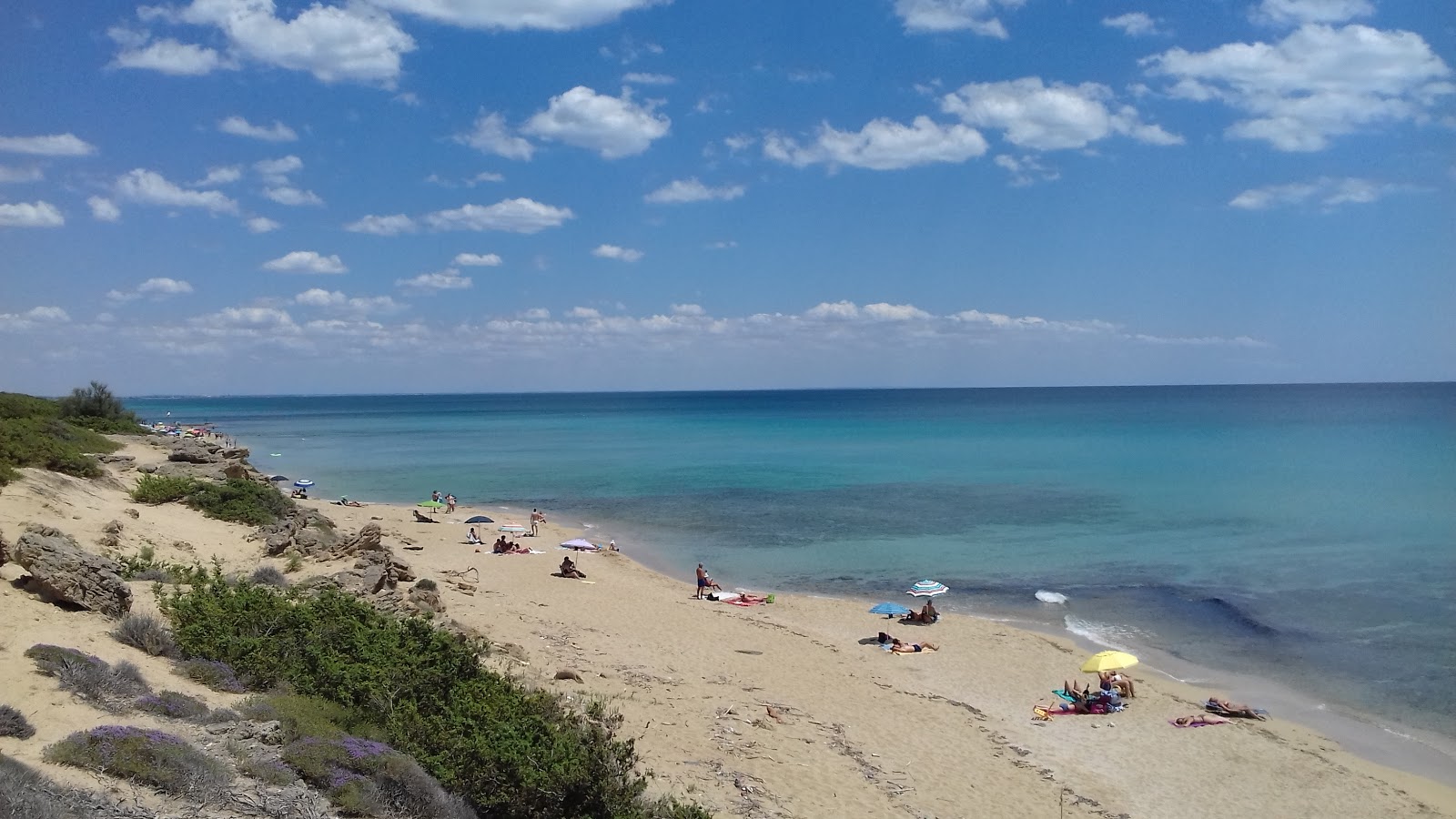 Foto von Monaco Mirante Beach mit beiger sand & kies Oberfläche