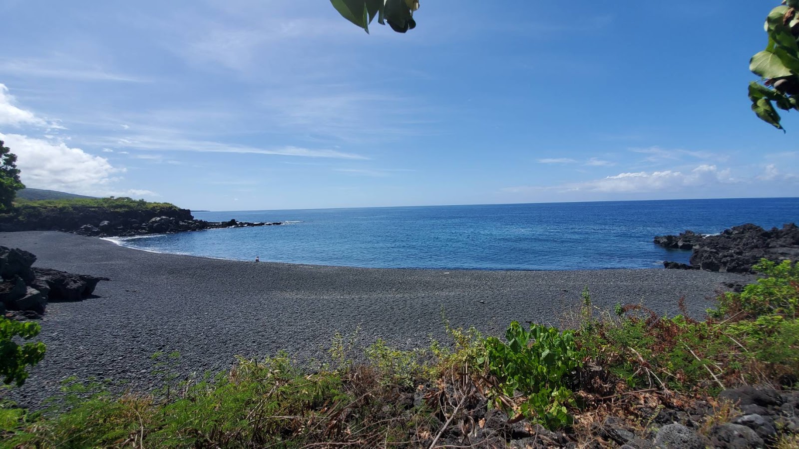 Foto von Pebbles Beach mit türkisfarbenes wasser Oberfläche