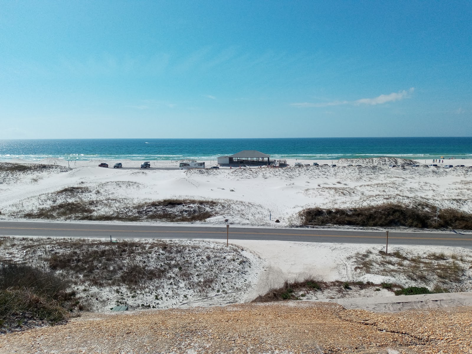 Photo de Langdon Beach avec l'eau cristalline de surface