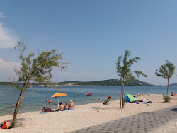 Foto von Betina beach und die siedlung