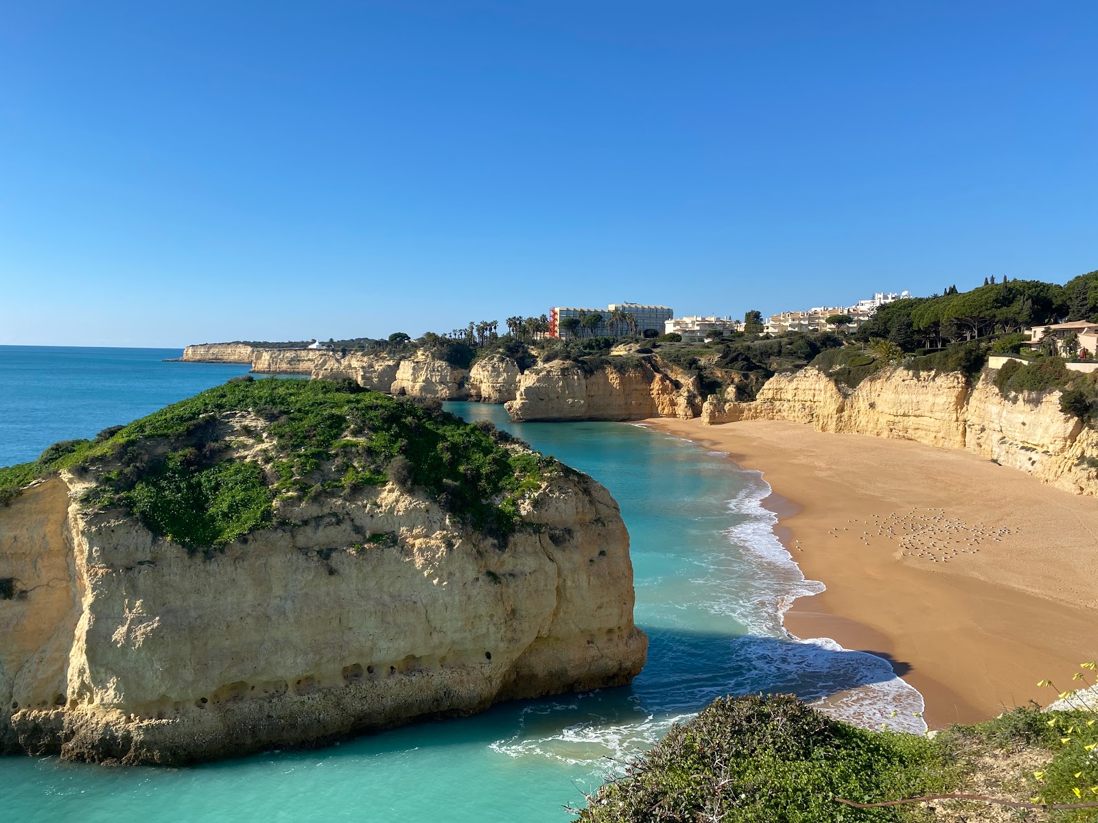 Foto von Strand Cova Redonda mit beiger sand Oberfläche
