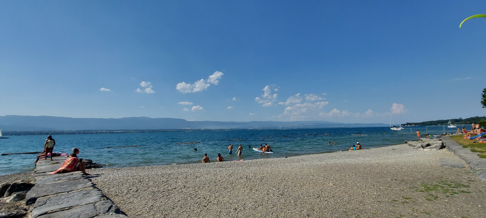 Foto di Plage de Camping d'Hermance con una costa dritta